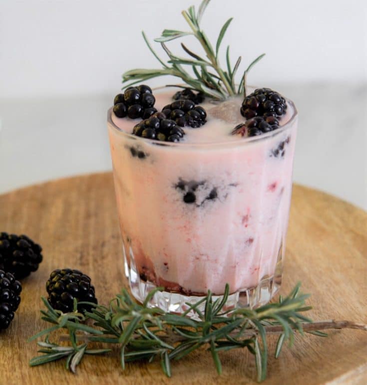 Smash aux mûres, noix de coco et eau de rose
