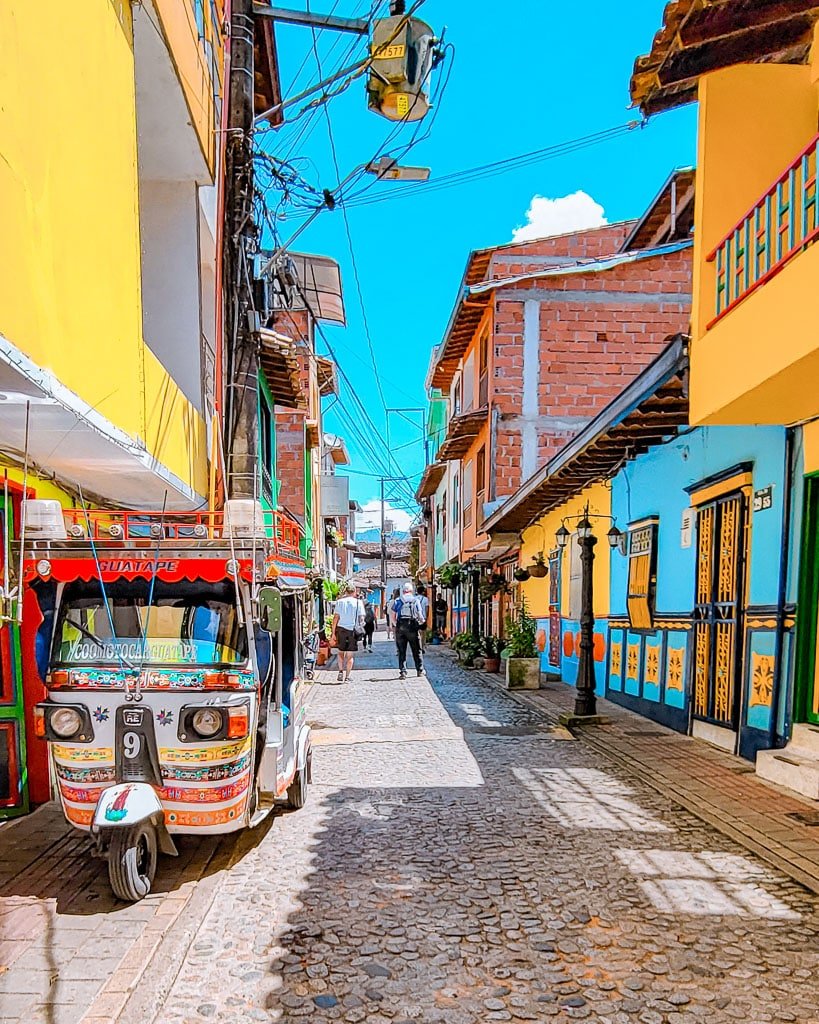 rue colorée à Guatapé en Colombie