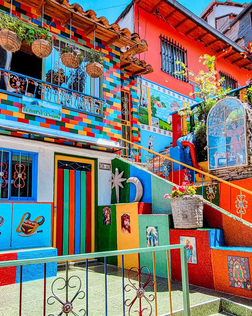 rue colorée à Guatapé en Colombie