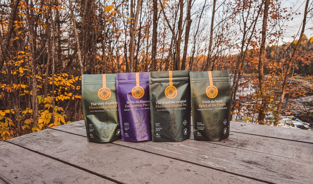 Sachets des Thés du Nord présentés en nature : thé d’épilobe original, thé vert, La Vie en Mauve et Forêt du Nord.