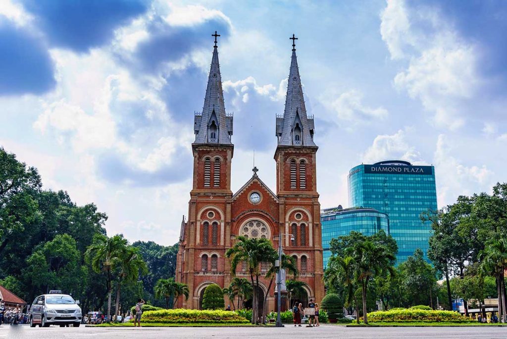 Cathédrale Notre-Dame de Saigon, façade en briques rouges inspirée de l’architecture française.