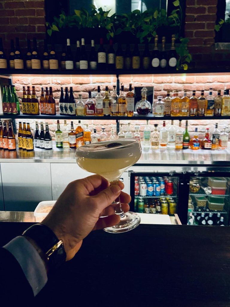 Cocktail signature servi au bar de NAMA Omakase à Montréal