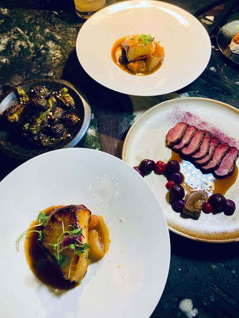 Assiettes raffinées de cuisine franco-japonaise chez NAMA Omakase à Montréal