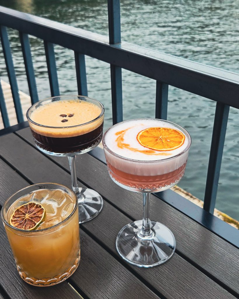 terrasse de la Microbrasserie des Cantons à Magog avec cocktails