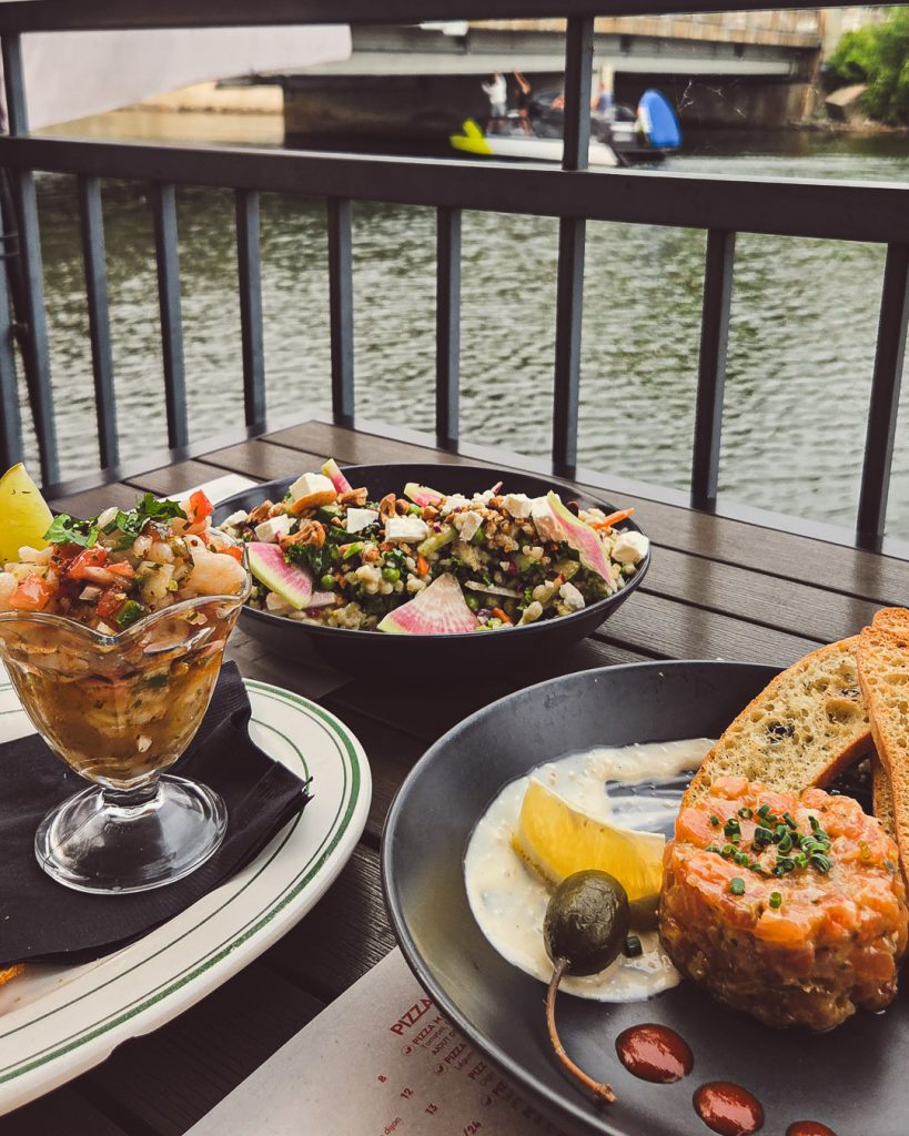 Repas dans la Microbrasserie des Cantons à Magog