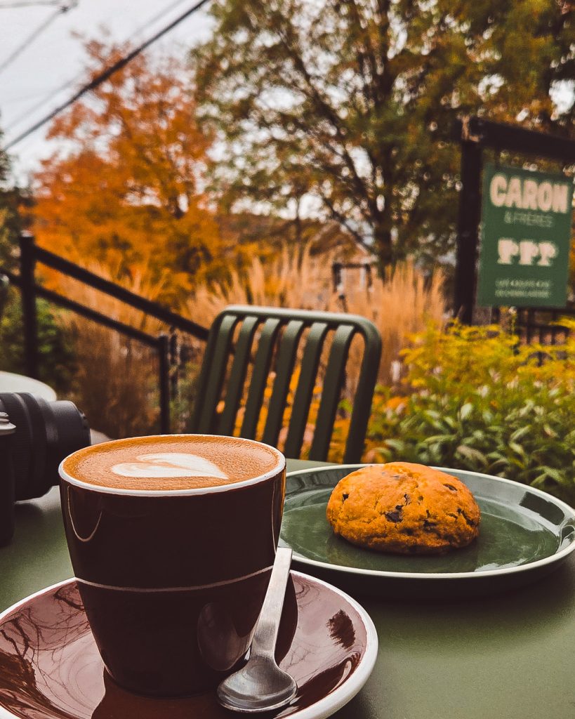 café et scone au Café Caron et Frères à Knowlton dans les Cantons-de-l'Est
