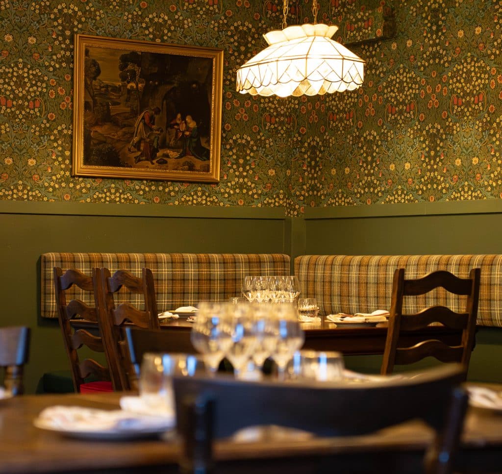 Décor feutré du restaurant Cécile à Montréal avec tapisseries, bois sombre et ambiance anglo-vintage
