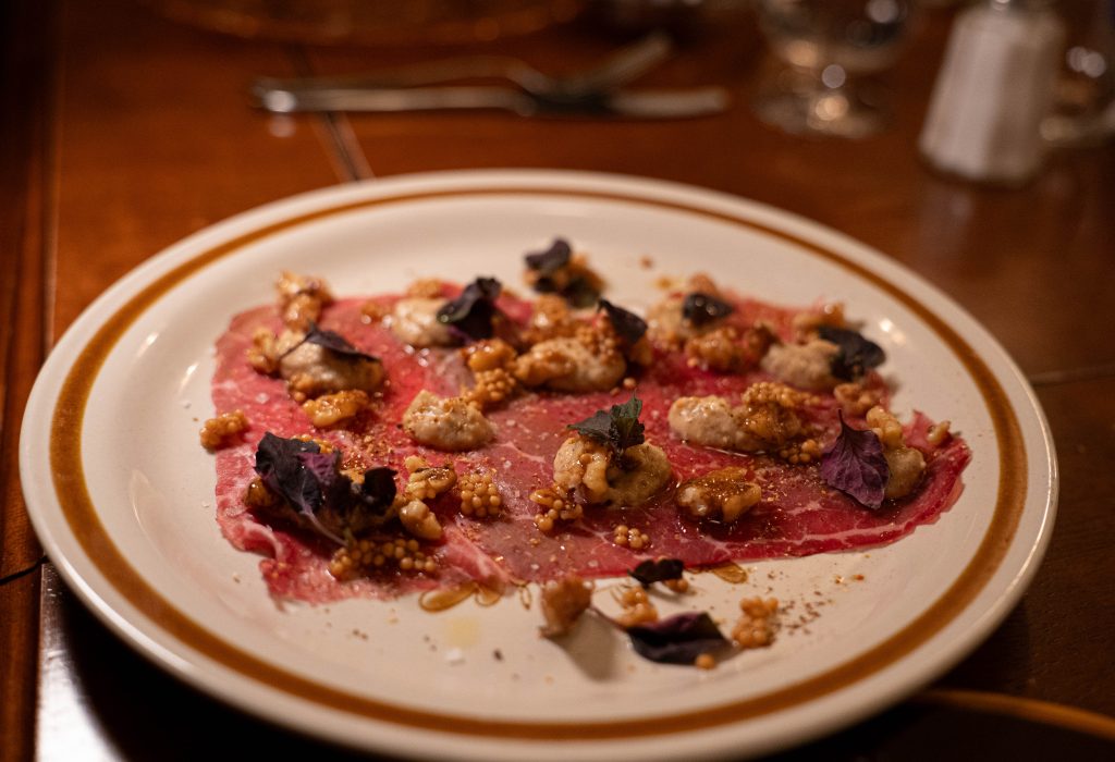 Carpaccio de bœuf style pastrami servi au restaurant Cécile à Montréal