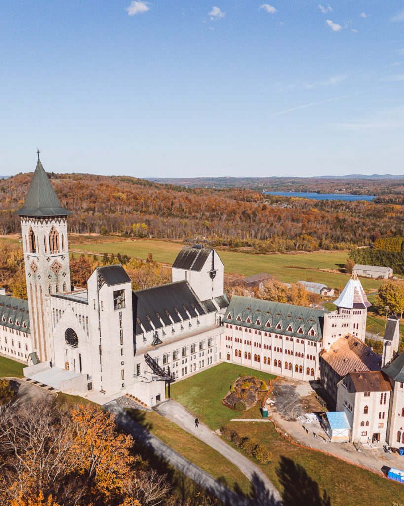 abbaye de Saint-Benoît-du-Lac et vue sur le lac Memphrémagog dans les Cantons-de-l'Est